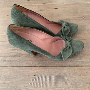 Alaia olive green suede bow pump